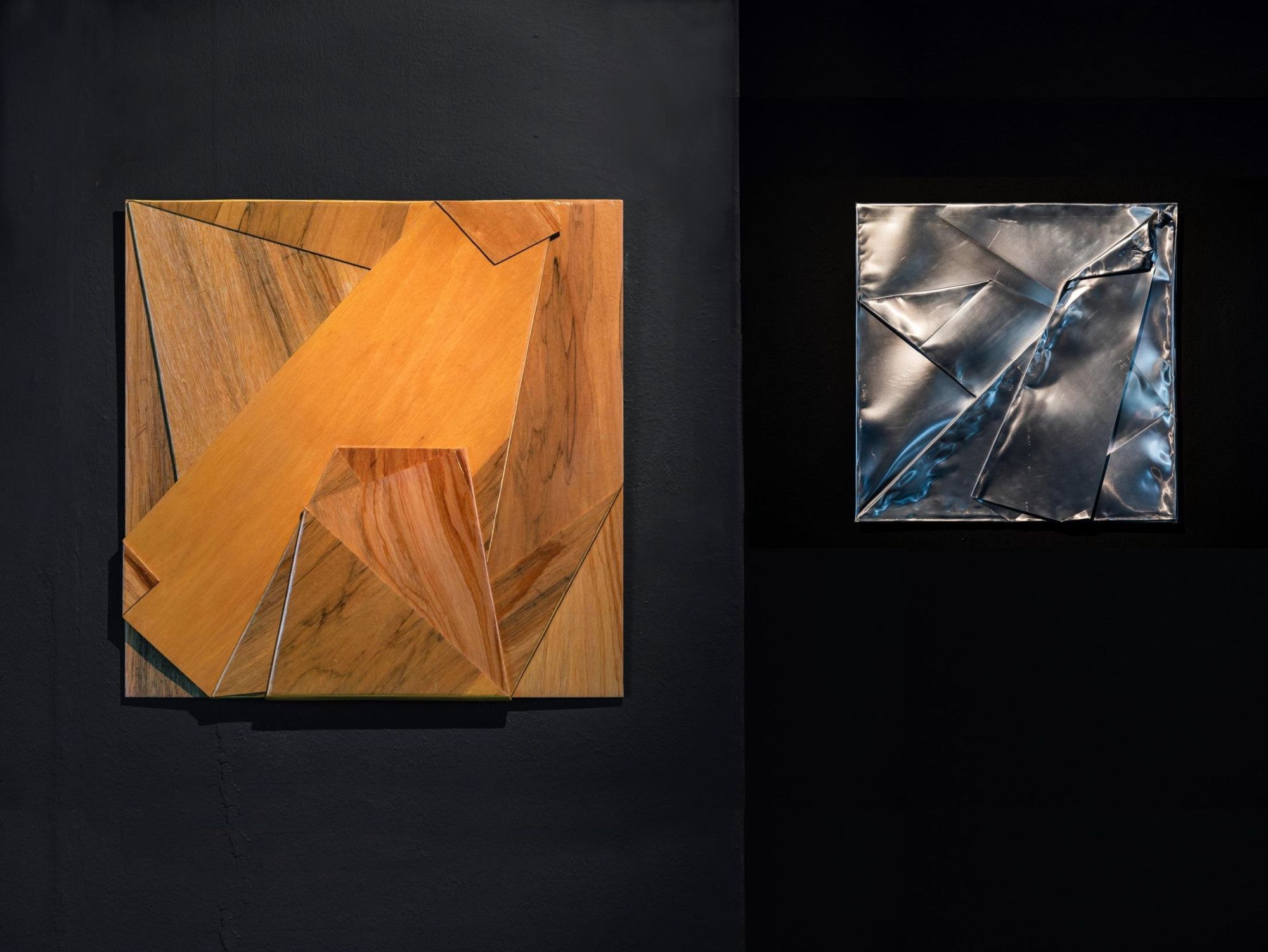 리사이징(Resizing), 81x81cm(좌), 50x50cm(우), 나무합판, 알루미늄, 2019