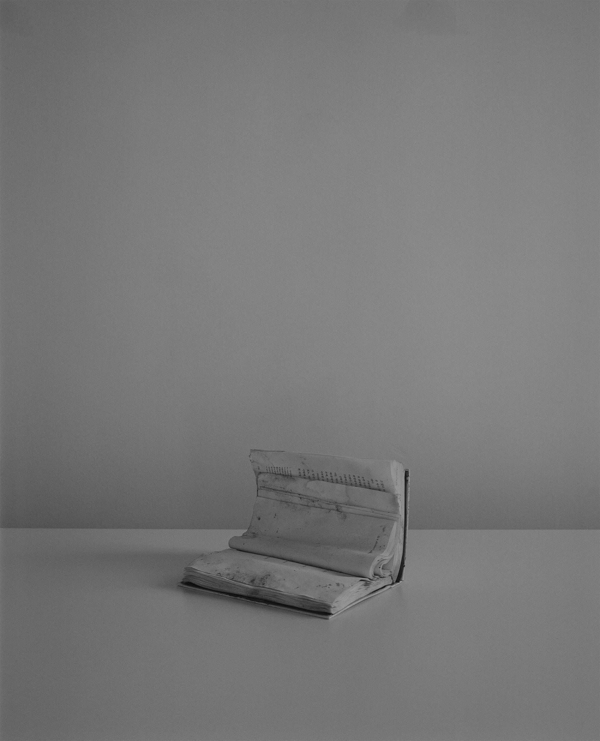 <그라운딩, 사랑이 폐지되었다>, 2022, 아카이벌 피그먼트 프린트, 40×32cm.