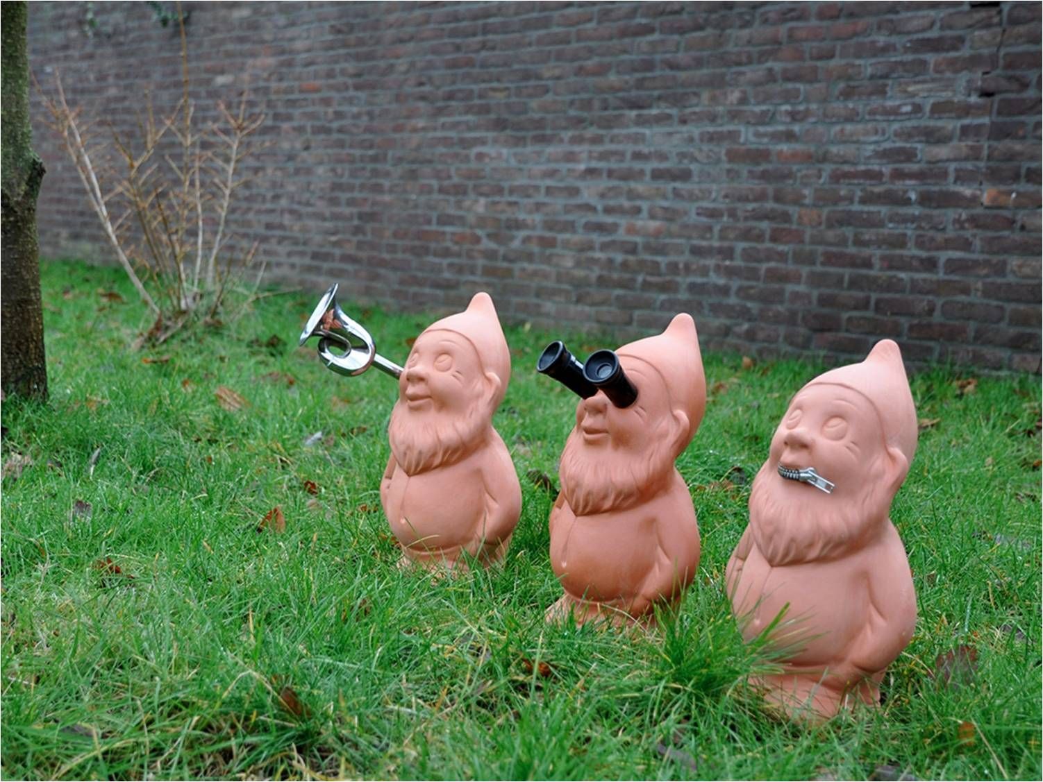 wise garden gnomes,2012(in collaboration with vincent wittenberg), installation in residential neighbourhood(2)