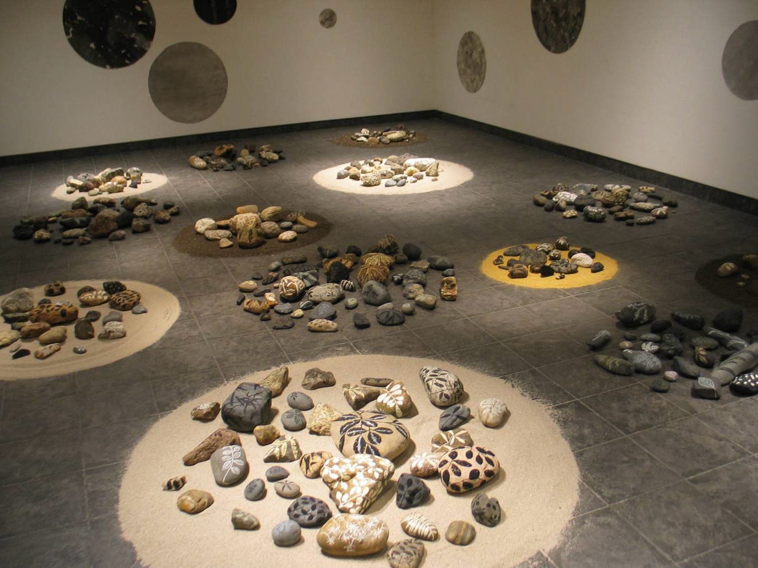 월인천강지곡(月印千江之曲)-천개의달이 천개의 강에비추인다. 돌에 아크릴릭,2004